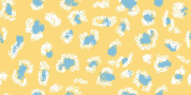 Sarı arka planda soyut beyaz ve mavi lekeler içeren dinamik, pürüzsüz bir desen. Minimalist hayvandan esinlenilmiş düz baskı. Moda tekstili ve yaratıcı marka tasarımları için mükemmel bir süs.