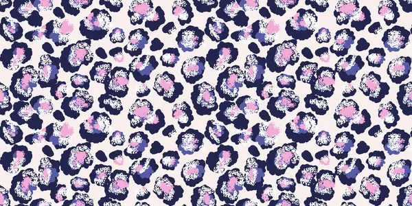 Renkli leopar desenli, soyut pembe ve lacivert lekeli, açık arkaplan mavi tonlu. Moda, tekstil, sanatsal yaratıcı markalaşma projeleri için modern tasarım hayvan baskısı.