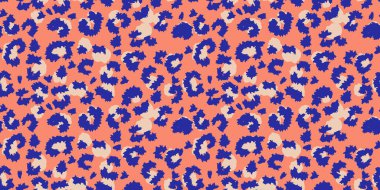 Modern kıvrımlı leopar deseninden esinlenilmiş kusursuz vektör deseni. Şeftali arka planında koyu kobalt mavisi lekeler ve yumuşak bej aksanları var. Moda, tekstil ve kalın tasarım için mükemmel..