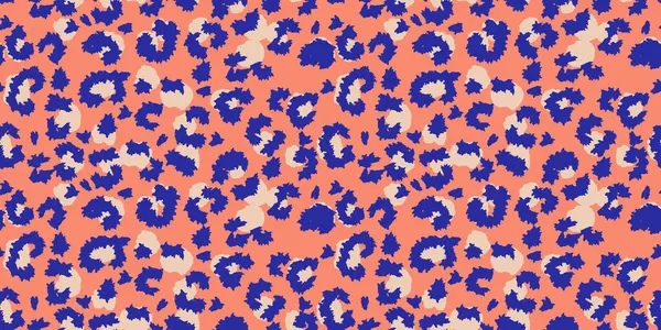 Modern kıvrımlı leopar deseninden esinlenilmiş kusursuz vektör deseni. Şeftali arka planında koyu kobalt mavisi lekeler ve yumuşak bej aksanları var. Moda, tekstil ve kalın tasarım için mükemmel..