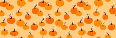 Şakacı turuncu balkabakları ve sıcak bej arka planda dekoratif yaprakları olan kusursuz vektör deseni. Sonbahar, Şükran Günü, sonbahar ambalaj kağıdı ve mevsimlik tekstil tasarımı için şablon