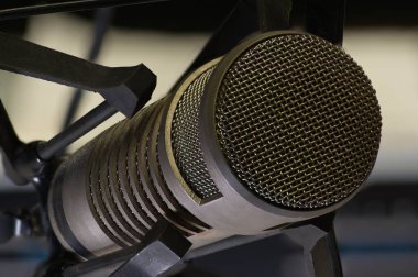 Stüdyodaki profesyonel mikrofonu kapat.