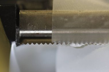 Bant kesici kenarını bantla kapat