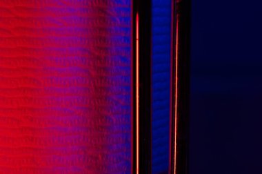 Desenli bir arkaplanda soyut renkler