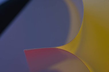 Mavi, sarı ve kırmızı ışık ince çizgiyle ayrılır.