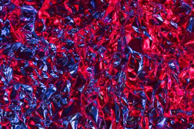 Kırışmış alüminyum folyoda kırmızı ve mavi ışık