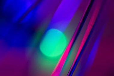 Işığın yeşil ve mavi noktaları soyut bir arkaplanda ışık dizileri arasında