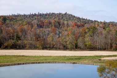 Sonbaharda tepeli ve göletli tarlalar