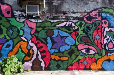 10-12-2024-Monterey, TN USA - Monterey şehir merkezindeki beton duvara grafiti