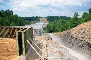 Biçimli ve beton sütunlu köprü inşaatı