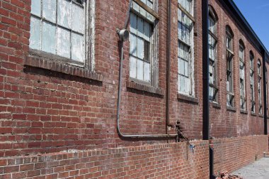 Eski bir sanayi binasının dış duvarı.