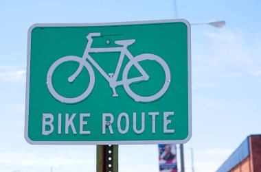 Solmuş ve soyulan bisiklet yolu tabelası