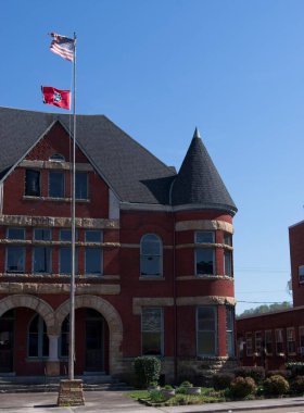 ABD ve Tennessee Bayrağı olan eski bir tuğla ve taş binanın köşesinde.