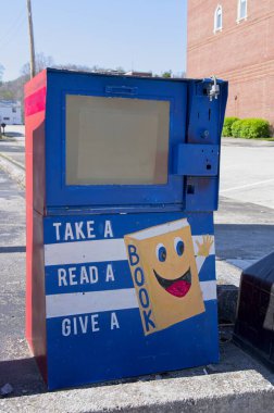 Gazete rafı kitap dağıtıcısına çevrildi