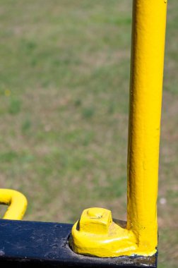 Sarıya boyanmış bir cıvatada fındık