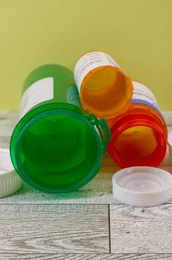 Yanlarında üç tane boş hap şişesi.