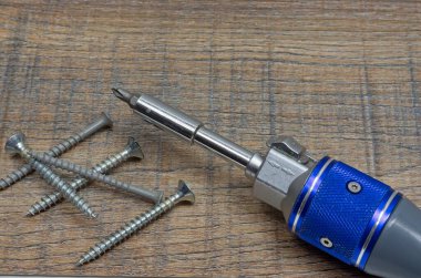 Tahta tahtada vidaları olan vida sürücüsü