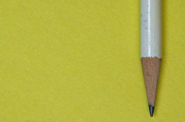 Yapı kağıdının üzerinde çizgili kurşun kalem.