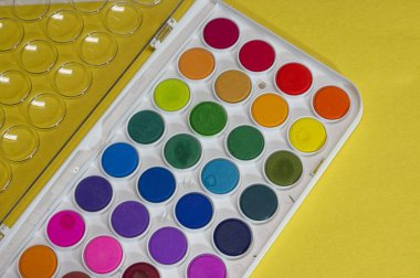 Su boyalı kekler beyaz tepside