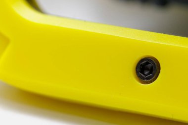 Plastik sarı bir parantez içinde altıgen başlı vida