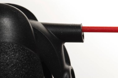 Sprey kutusundan başlık ve kırmızı saman