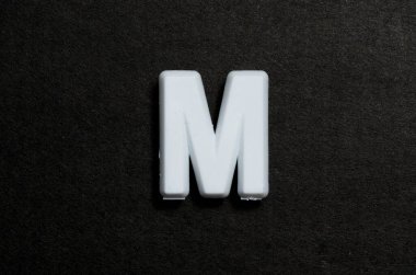 Siyah arkaplanda M harfi