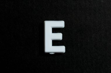 Siyah arkaplanda E harfi