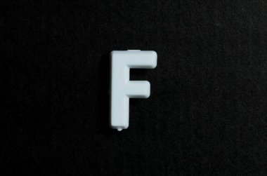 Siyah arkaplanda F harfi