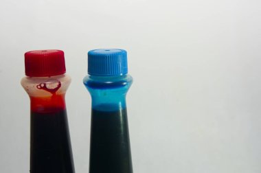 Kırmızı ve mavi yiyecek boyama şişeleri