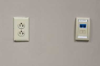 Sağda ağ krikosu ve solda elektrik prizi olan duvar