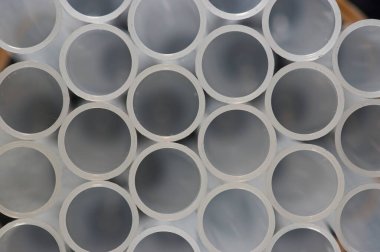 Plastik test tüplerinin ucu açık