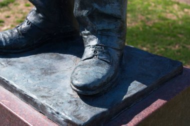 Heykelin üzerine oyulmuş sol ayakkabıyı kapat.