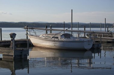 Yelkenli bir marinada kirli yelkenli.