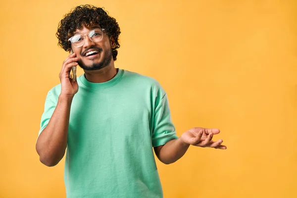 Retrato Guapo Indio Rizado Con Una Camiseta Turquesa Gafas Hablando — Foto de Stock