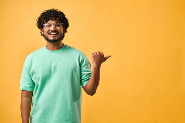Retrato Hombre Indio Guapo Con Pelo Rizado Una Camiseta Color — Foto de Stock