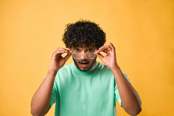 Retrato Primer Plano Del Guapo Hombre Indio Camiseta Turquesa Gafas — Foto de Stock