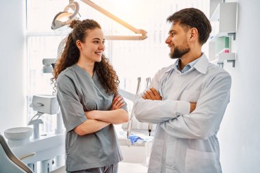 Diş muayenehanesindeki bir grup doktor konuşuyor. Doktorların iş ve boş vakitleri.