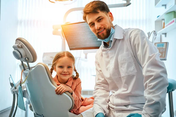Photo Dentiste Petit Patient Dans Une Chaise Dentaire Cabinet Dentaire — Photo
