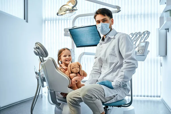 Çocuk Dişçiliği Tıbbi Önlüklü Maskeli Bir Diş Hekiminin Portresi Arka — Stok fotoğraf