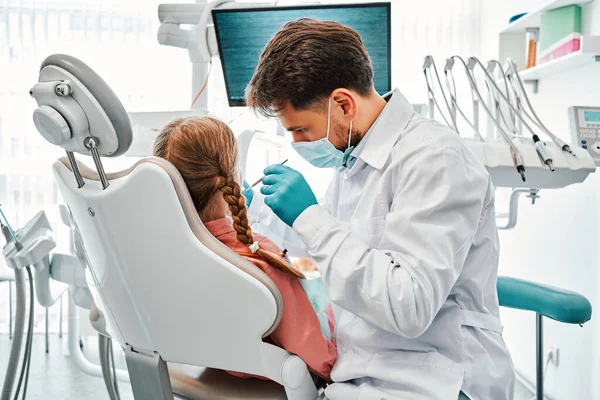 Dentista Lavora Uno Studio Dentistico Odontoiatria Infantile — Foto Stock