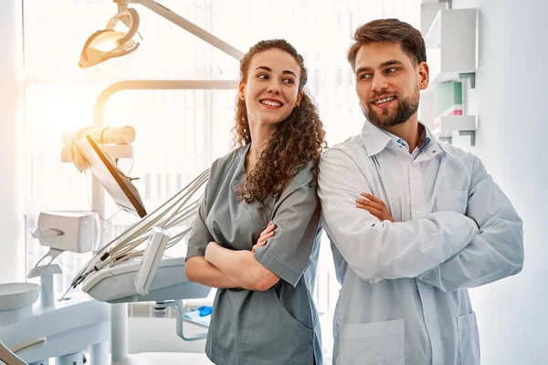 Zespół Lekarzy Gabinecie Stomatologicznym Stojący Plecami Siebie Patrzący Siebie Uśmiechający — Zdjęcie stockowe
