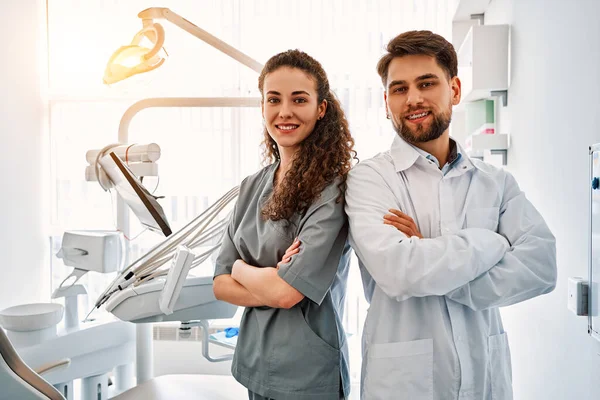 Zespół Lekarzy Gabinecie Stomatologicznym Stojący Plecami Siebie Patrzący Kamerę Uśmiechający — Zdjęcie stockowe