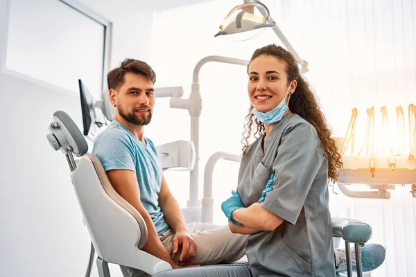Dottore Paziente Uno Studio Dentistico Medicina Odontoiatria Copia Spazio Luce — Foto Stock