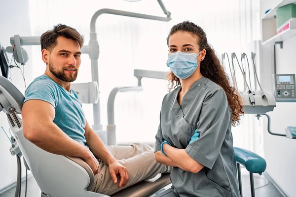 Tandvård Medicin Tandvård Medicin Läkare Och Patient Tandläkarmottagningen Tittar Kameran — Stockfoto