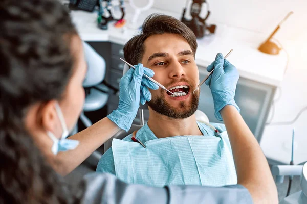 Wizyta Dentysty Portret Pacjenta Zębami Aparatem Zębach Medycyna Stomatologia — Zdjęcie stockowe