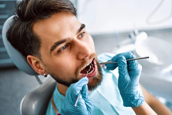 Zbliżenie Portret Dorosłego Mężczyzny Siedzącego Fotelu Dentystycznym Sprawdzającego Zęby Stomatologia — Zdjęcie stockowe