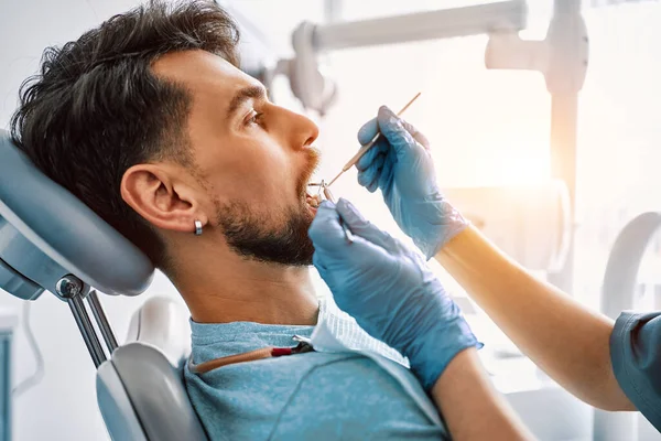 Ett Besök Hos Tandläkaren Sidoporträtt Patienten Som Kollar Tänderna Medicin — Stockfoto
