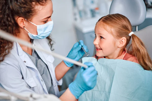Stomatologia Dziecięca Dziecko Siedzi Krześle Dentystycznym Rozmawia Pielęgniarką — Zdjęcie stockowe