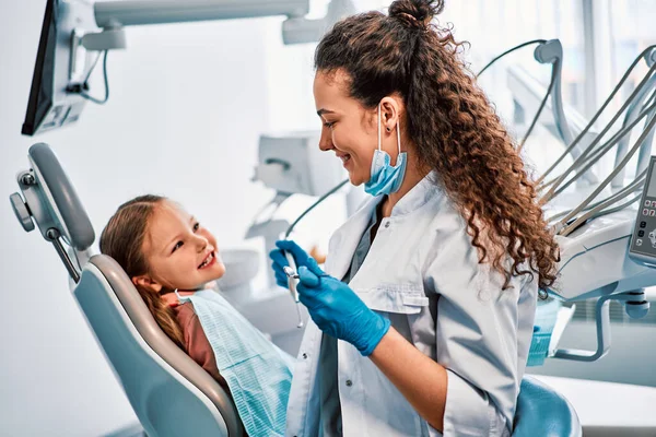 Stomatologia Dziecięca Dziecko Siedzi Krześle Dentystycznym Rozmawia Pielęgniarką Gabinecie Dentystycznym — Zdjęcie stockowe