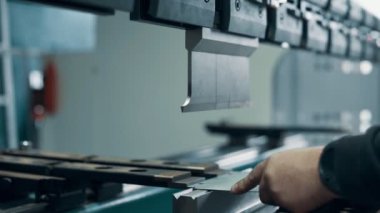 Basın operatörü metal levha bükme. Kapat..